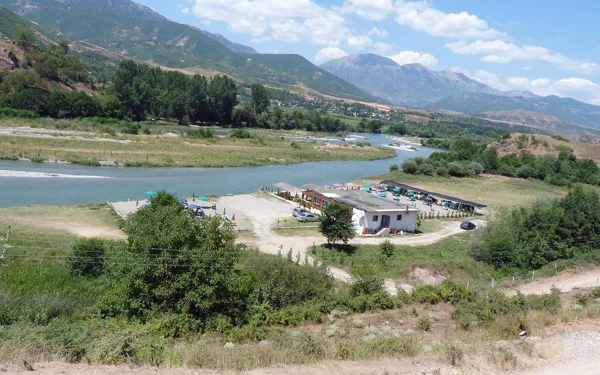 Ein Bade- und Campingplatz am schwarzen Drin, viel Sonne und viel Grün.