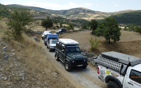 Fahrzeugkolonne im Gebirge nördlich von Eceabat in der Türkei, als Führungsfahrzeug die Reiseleitung.