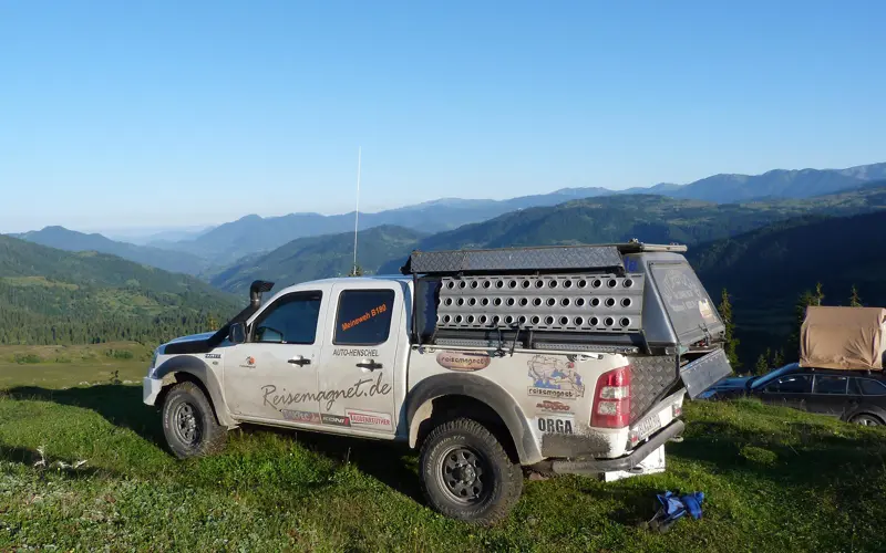 Der Geländewagen von Reisemagnet mit Aufbauten.