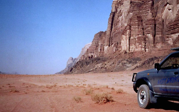 Auf dem Weg durch die Wüste ins Wadi Rum Jordaniens.