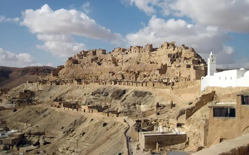 Die auf dem Berg gelegenen verlassene Stadt Chenini, unter anderem Star-Wars-Kulisse in einer der ersten Episoden.