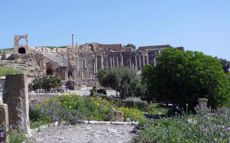 Das antike Römische Theater in der Ausgrabungsstätte von Dougga.